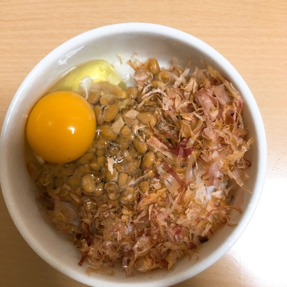 ねぎ・かつお節ご飯の納豆卵