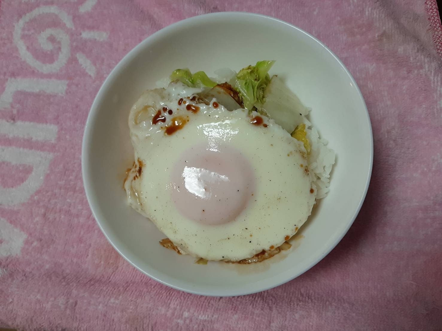 炒めた白菜のせた目玉焼き丼