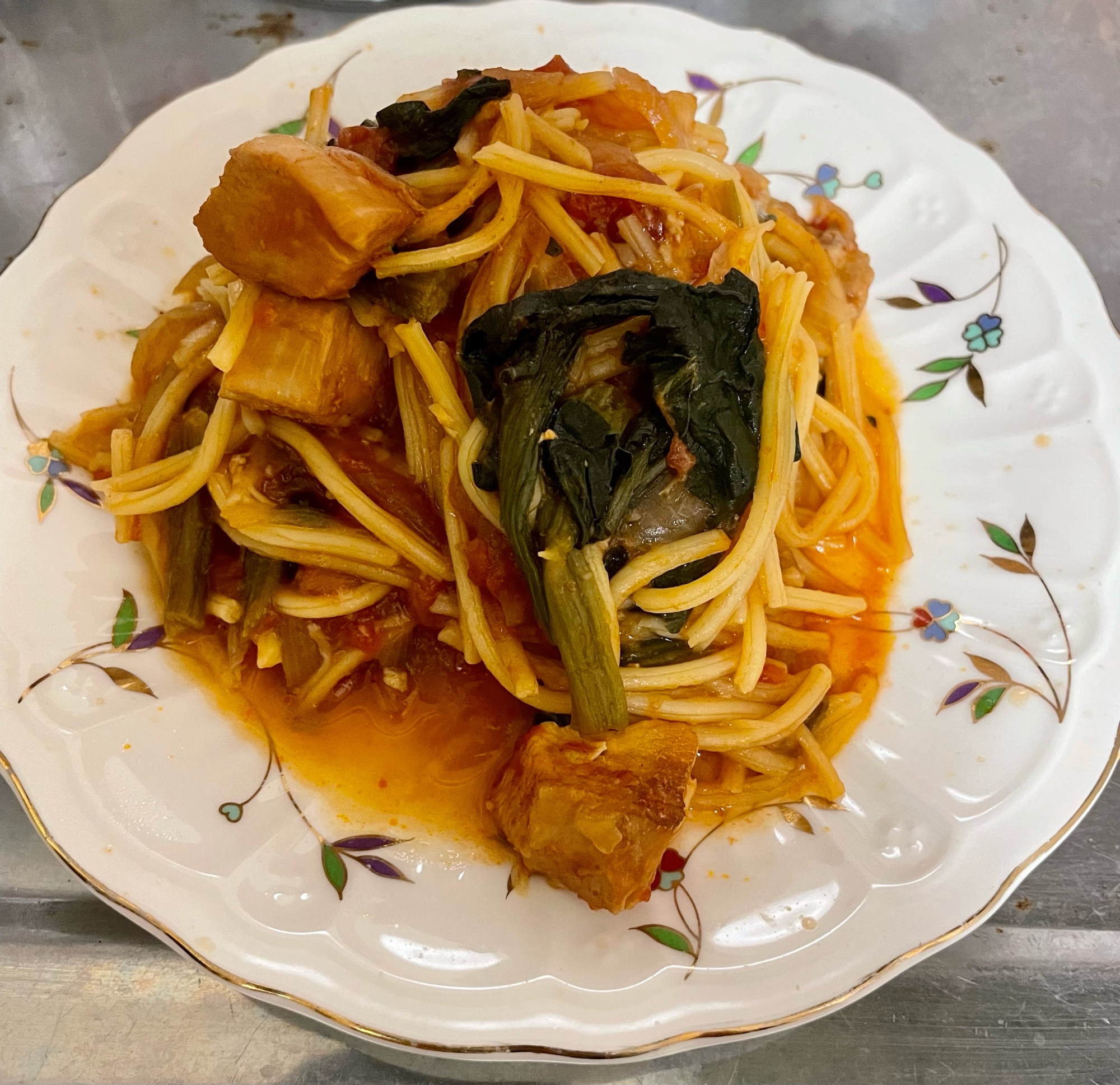 炊飯器で作る！鶏胸肉とほうれん草のトマトパスタ