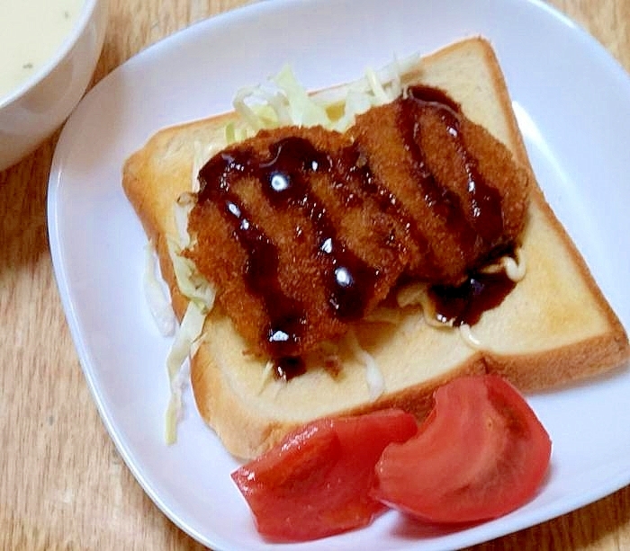 コロッケサンドのトマト添え