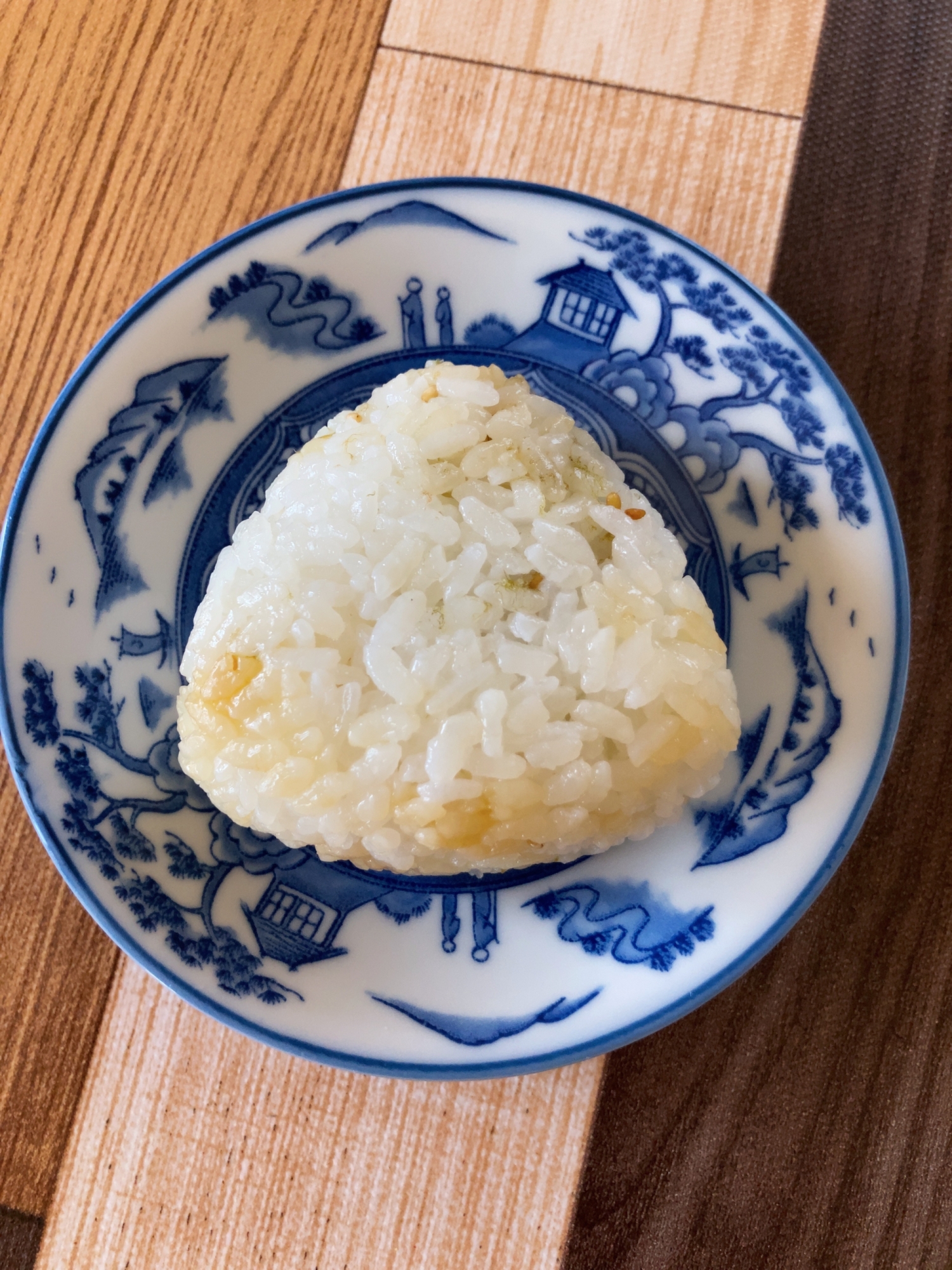 醤油香るとろろ昆布のおにぎり