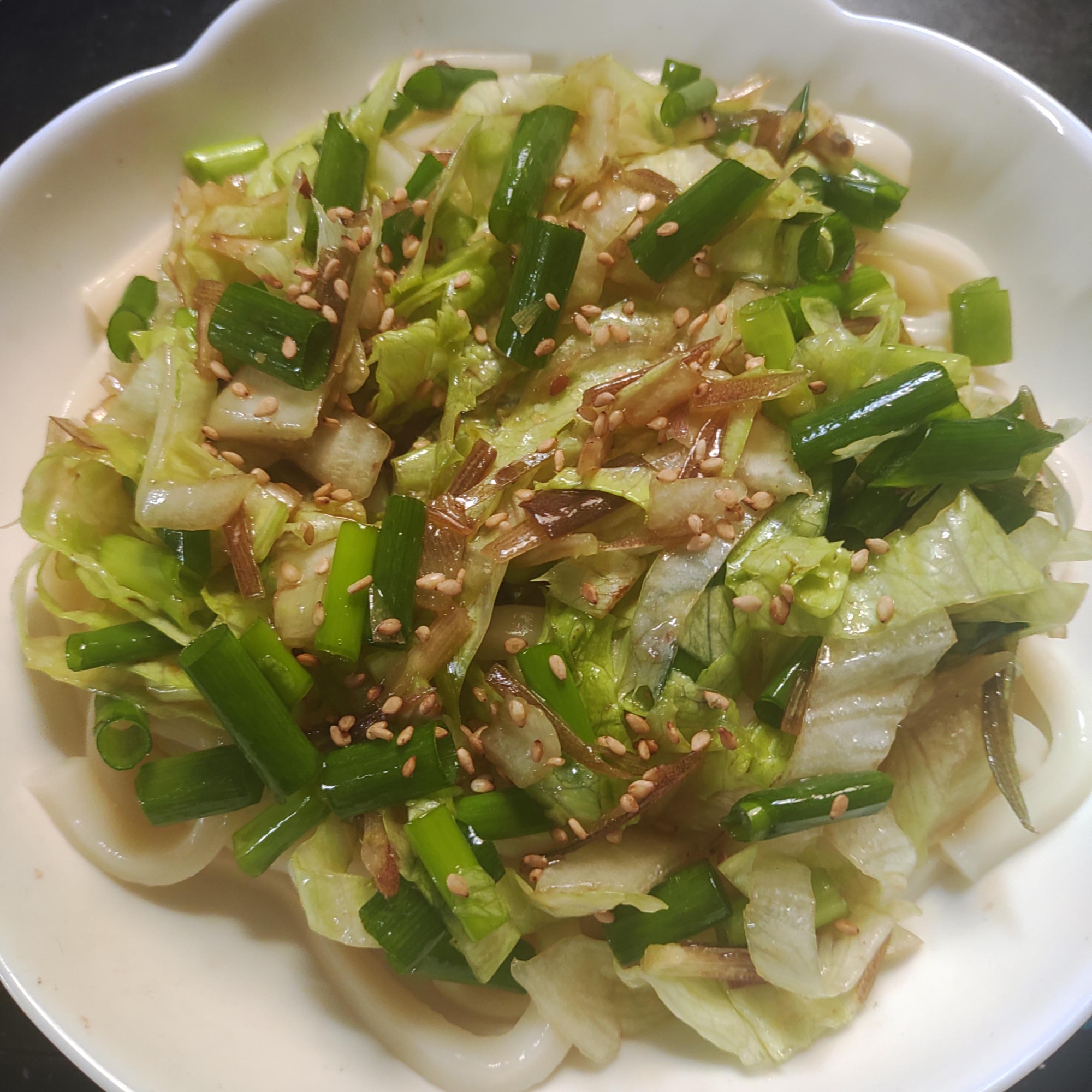 みょうが、小ねぎ、レタスのごまサラダうどん