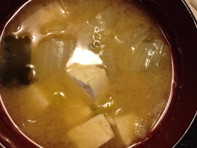 白菜と大根とわかめと豆腐の味噌汁。
