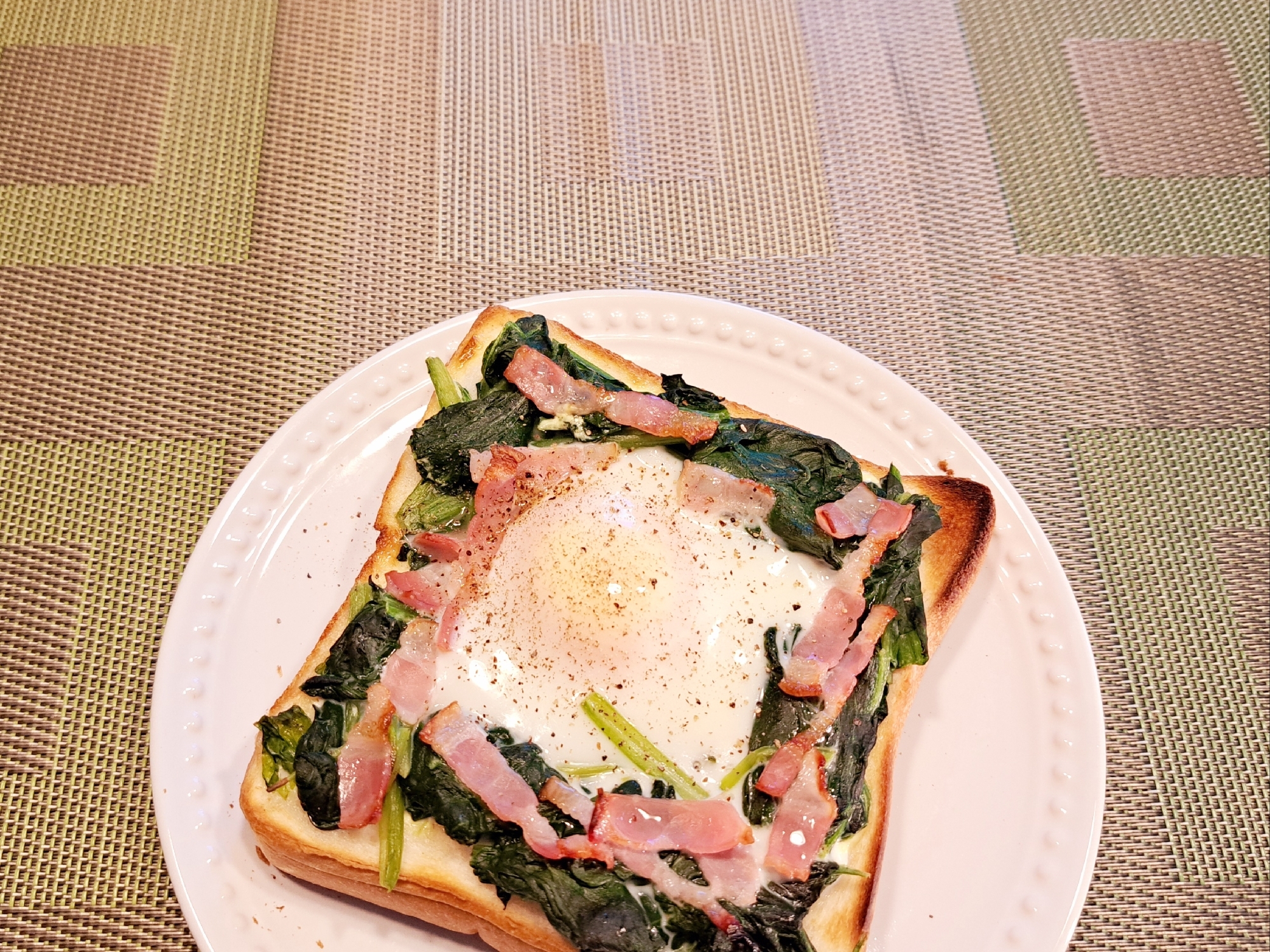 ほうれん草とベーコンのエッグトースト