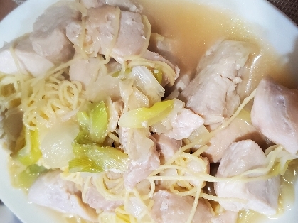 ダイエット中のため鶏むね肉を多めにし、ゼロ麺を使って作ってみました(*^^*)
