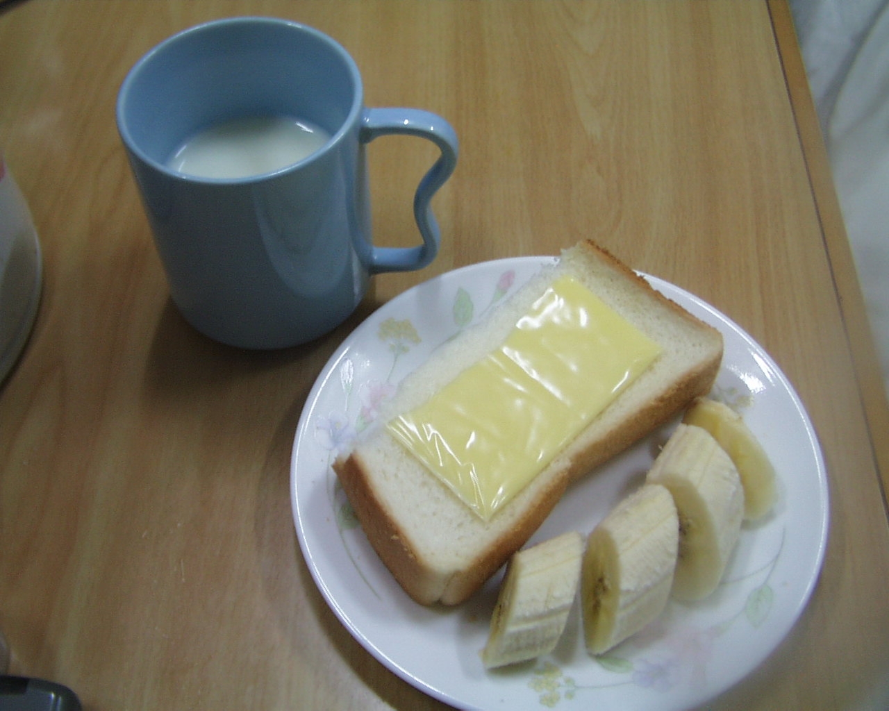 ミルクとパン、バナナのモーニングセット