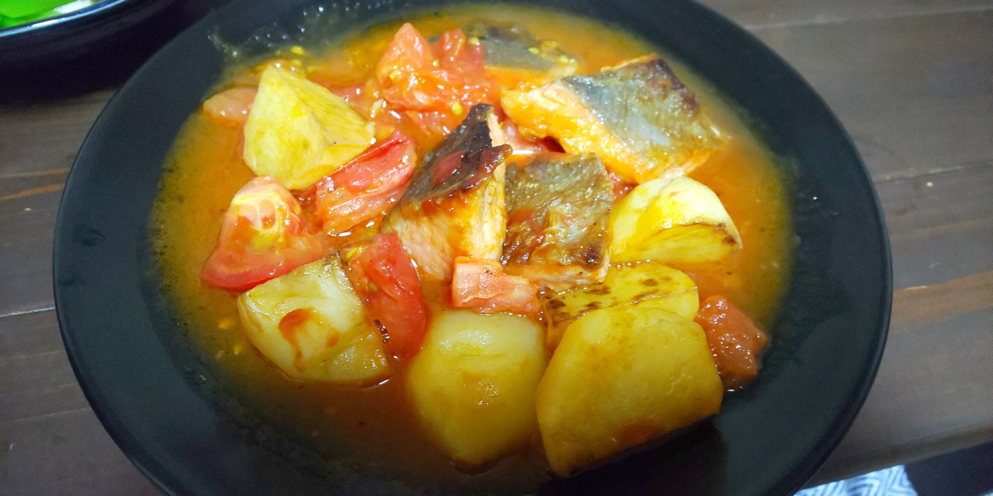 鮭とジャガイモのトマト煮込み