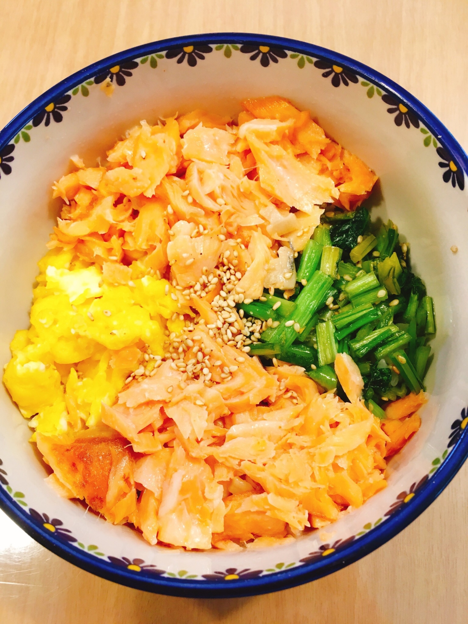 3色丼(鮭・卵・かぶの葉&小松菜)