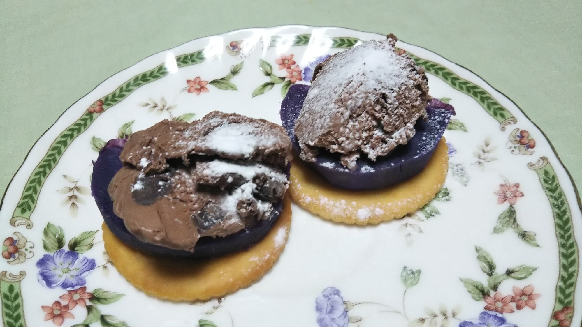 紫芋とチョコアイスのせクラッカー☆