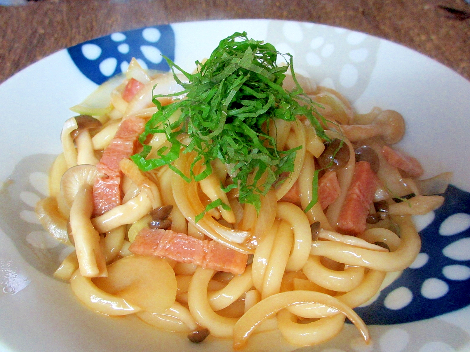 しめじとベーコンのバターしょうゆ焼きうどん