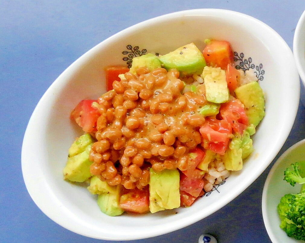 納豆アボカドトマトのさっぱりサラダ丼