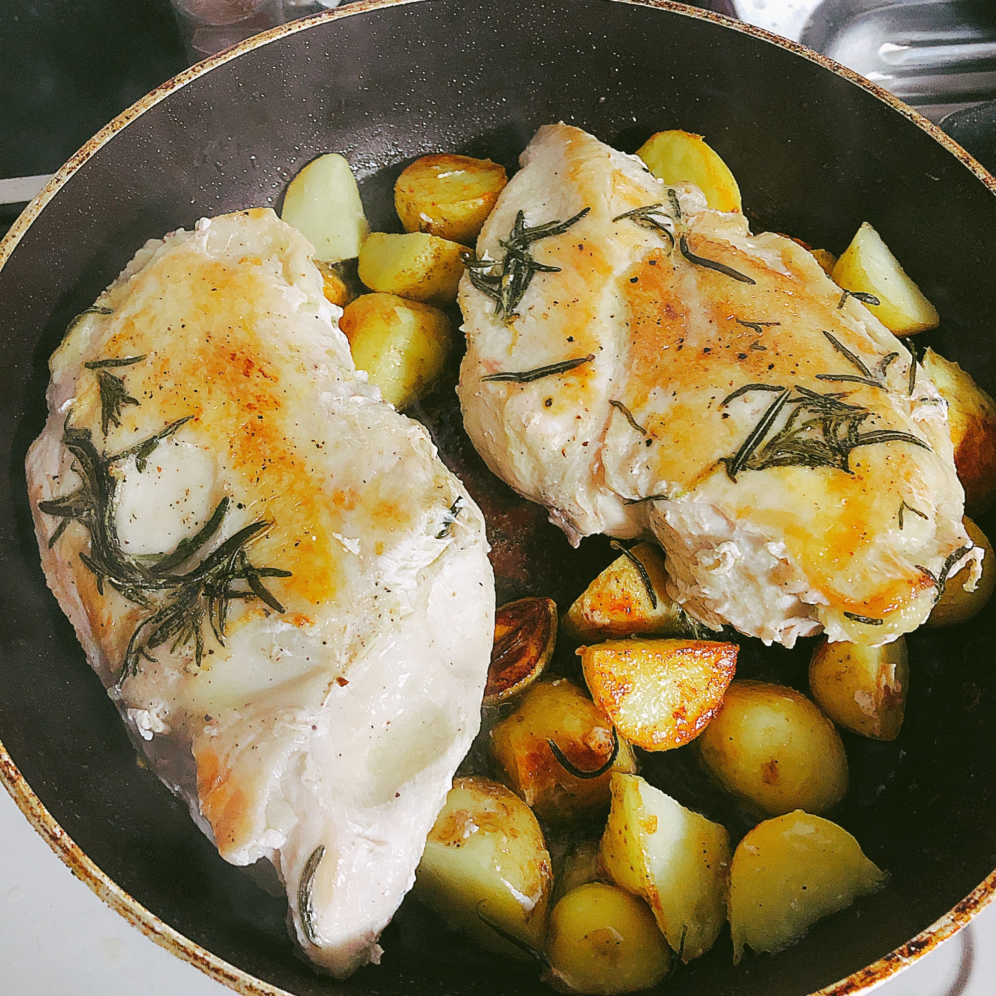 鶏むね肉とじゃがいものローズマリー焼き