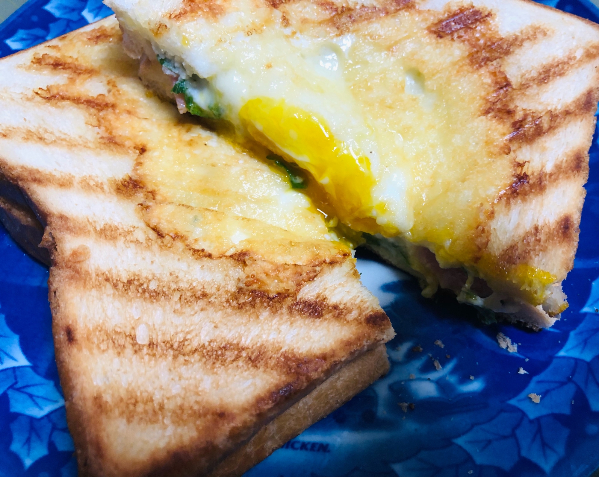 キャンプ飯♪ベーコン&紫蘇チーズの卵ホットサンド