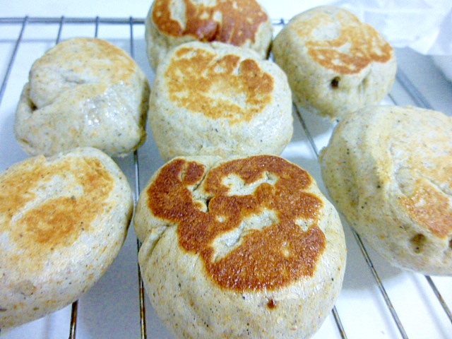 HBで作る　ごまとふすまの焼きロールパン
