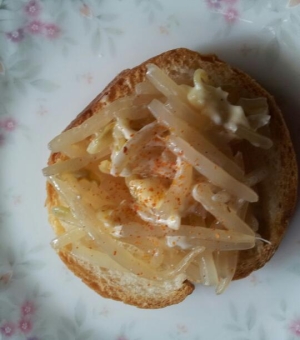 モヤシのケチャップチーズのせフランスパン