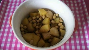 ジャガイモ、ニンニク、大豆の煮物