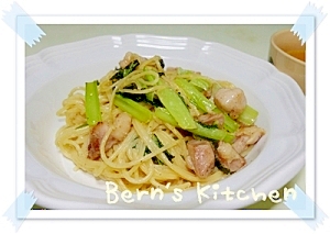 簡単ぱぱっと 小松菜とチキンのガーリックパスタ レシピ 作り方 By ｂｅｒｎ 楽天レシピ