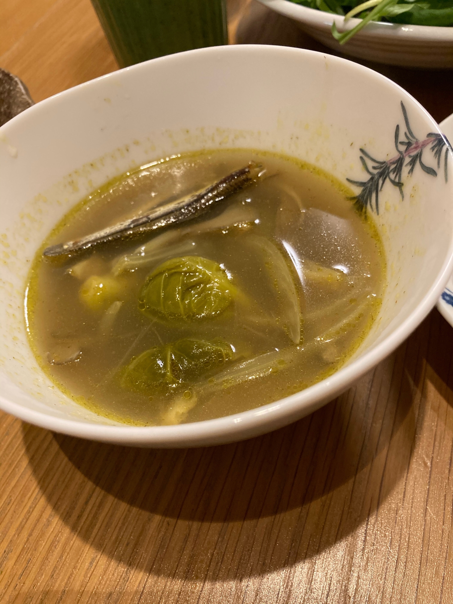 もち麦と芽キャベツのカレー風味スープ