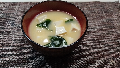 豆腐とわかめのお味噌汁