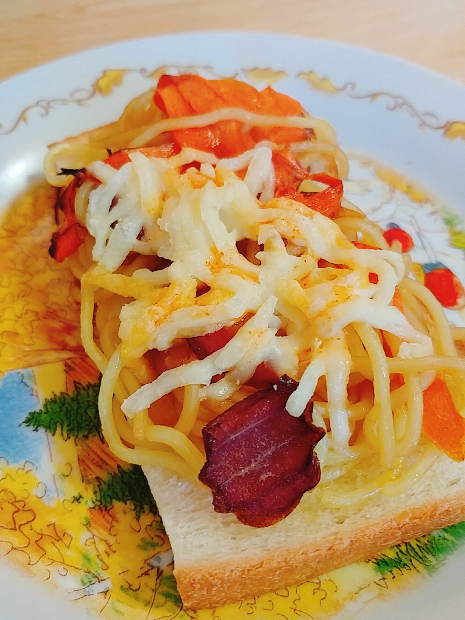 ニンジンと赤玉葱の焼きそばパン　チーズ乗せ