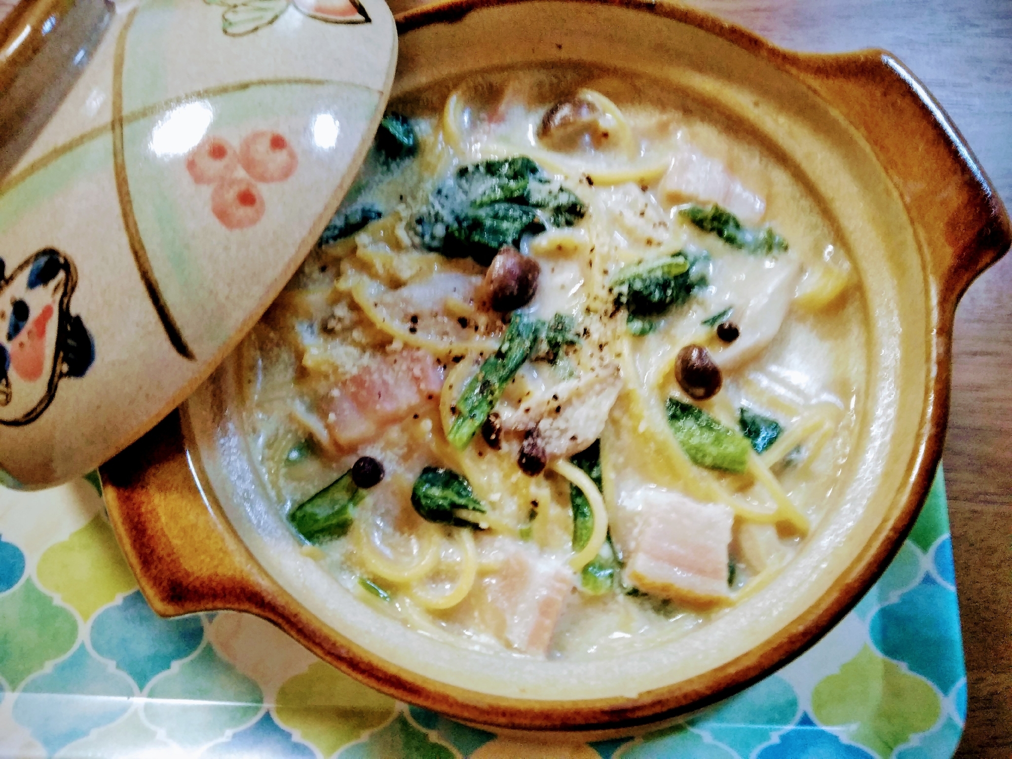 小松菜とベーコンの土鍋クリームパスタ（洗い物削減）