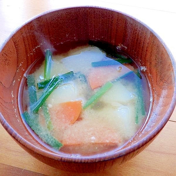 ふかした皮付きジャガ芋から❤人参&ニラの味噌汁♪