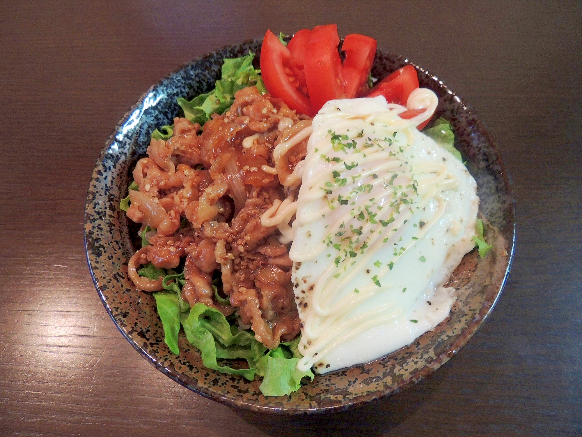 黒の皿に焼肉丼がのっている様子