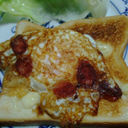 朝ご飯にソーセージ付きで、パンをお皿にして頂きました(^_^)ﾉ香ばしく美味しい卵さんのレシピありがとうございますm(__)m