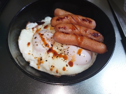 目玉焼きウインナー丼