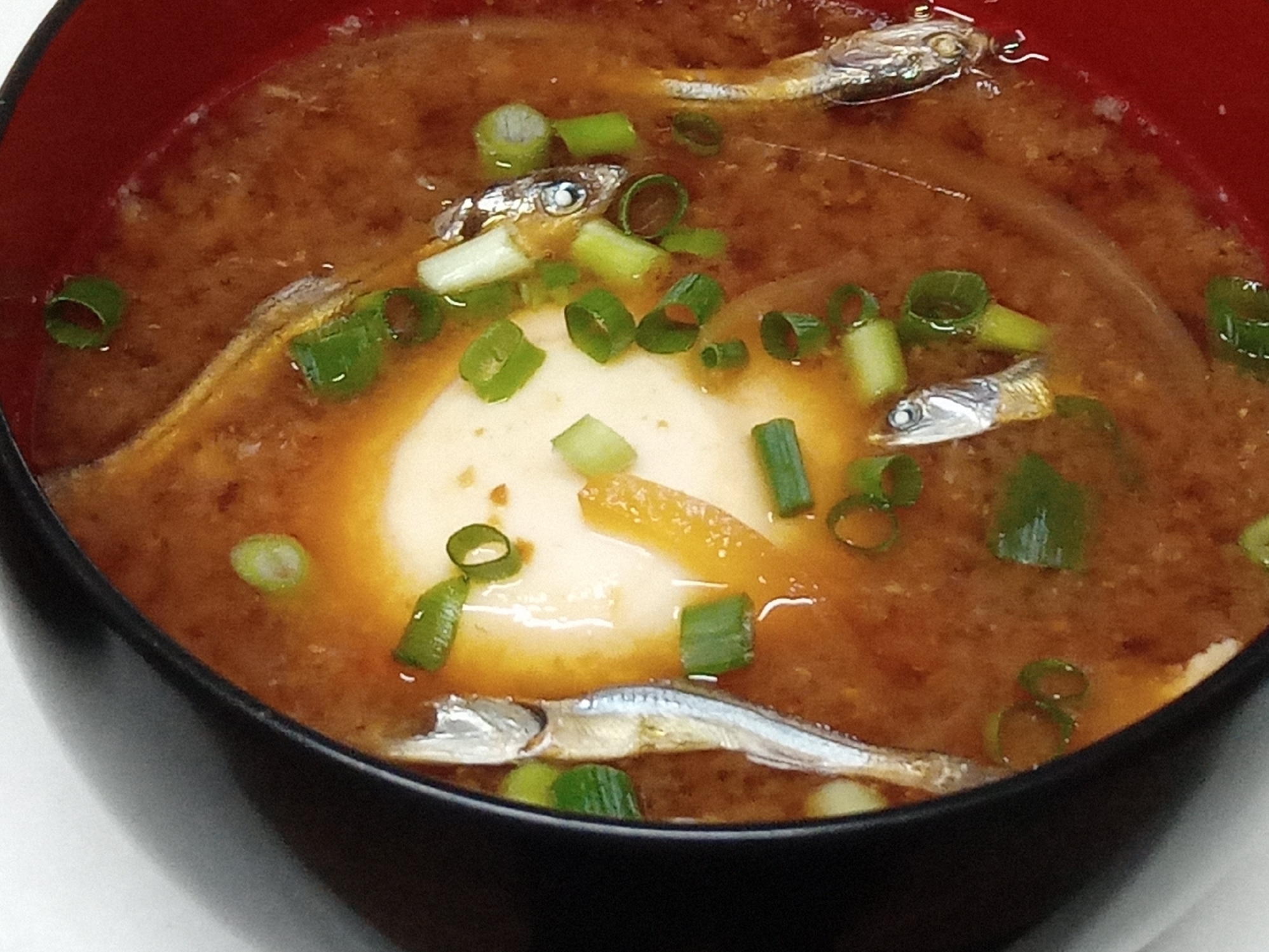 そのまま食べられる煮干しと落とし卵のお味噌汁 レシピ 作り方 By 月のおと 楽天レシピ