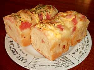 オニオンハムにチーズトッピングのパン