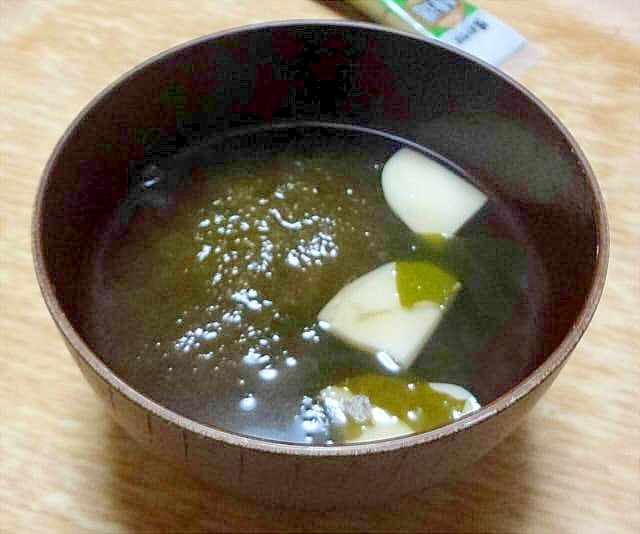 とろろ昆布わかめ蒲鉾のお吸い物