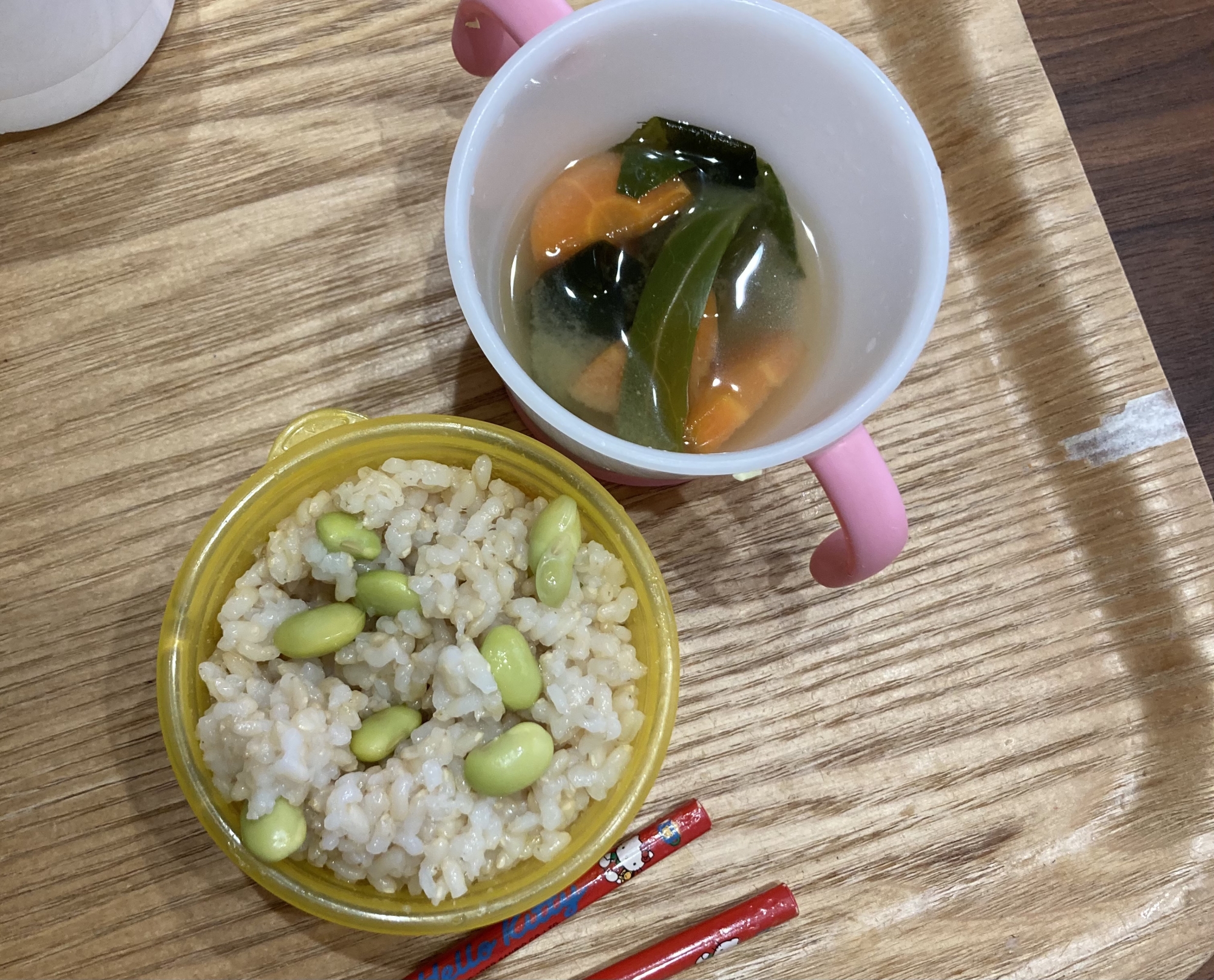 子ども朝ごはんの人参味噌汁と枝豆ご飯