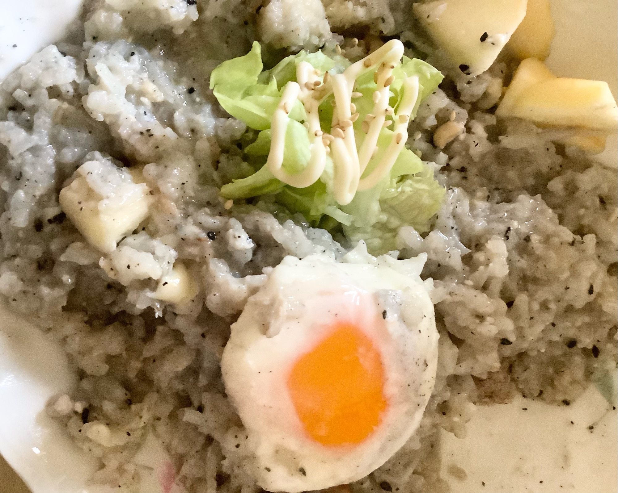 ☆胡麻マヨレタス乗せ☆卵鮭胡麻味噌ご飯☆