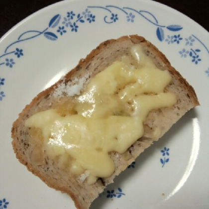 くるみパン使って作りました。お砂糖とチーズが甘じょっぱくて美味しかったです。ごちそうさまでした♪