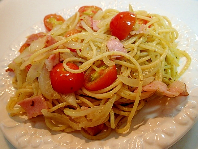 バジルソースで　玉葱とベーコンとプチトマトのパスタ