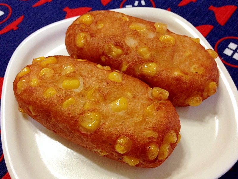 白い皿に盛られたコーン入りのさつま揚げ