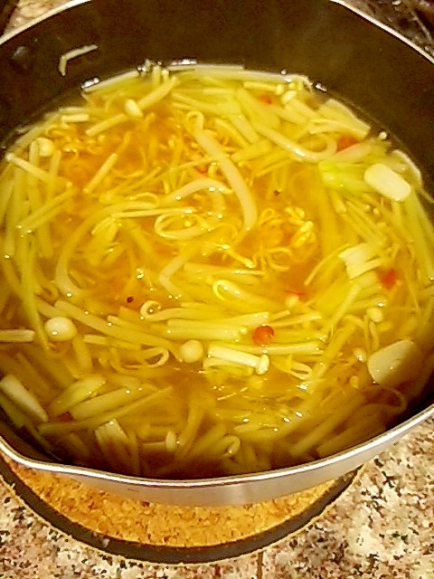 三十雑穀入り！もやしと水菜のカレーチキンラーメン