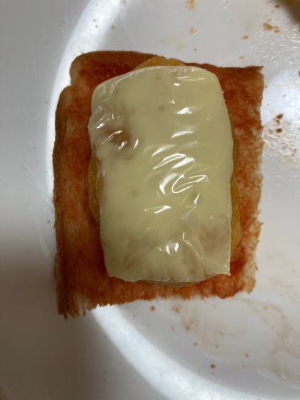 チキンナゲットとチーズのミニトースト