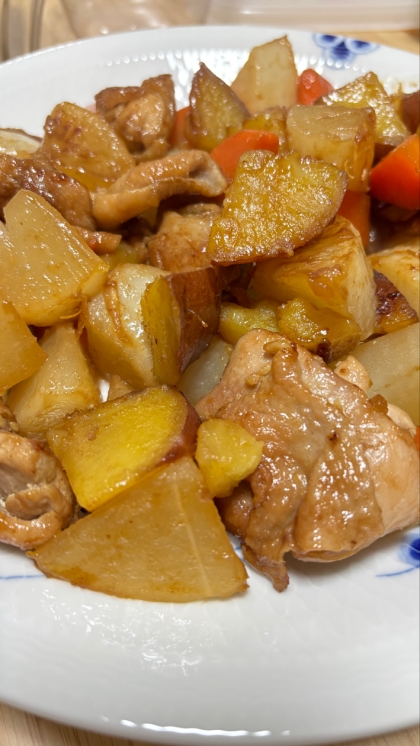 大根とにんじんと骨つき鳥ももぶつ切り肉の煮物