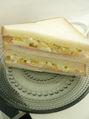 ゆで卵とハムのシンプルサンドイッチ