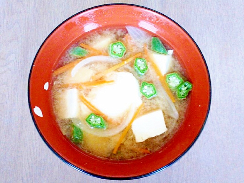 豆腐とオクラと人参の味噌汁