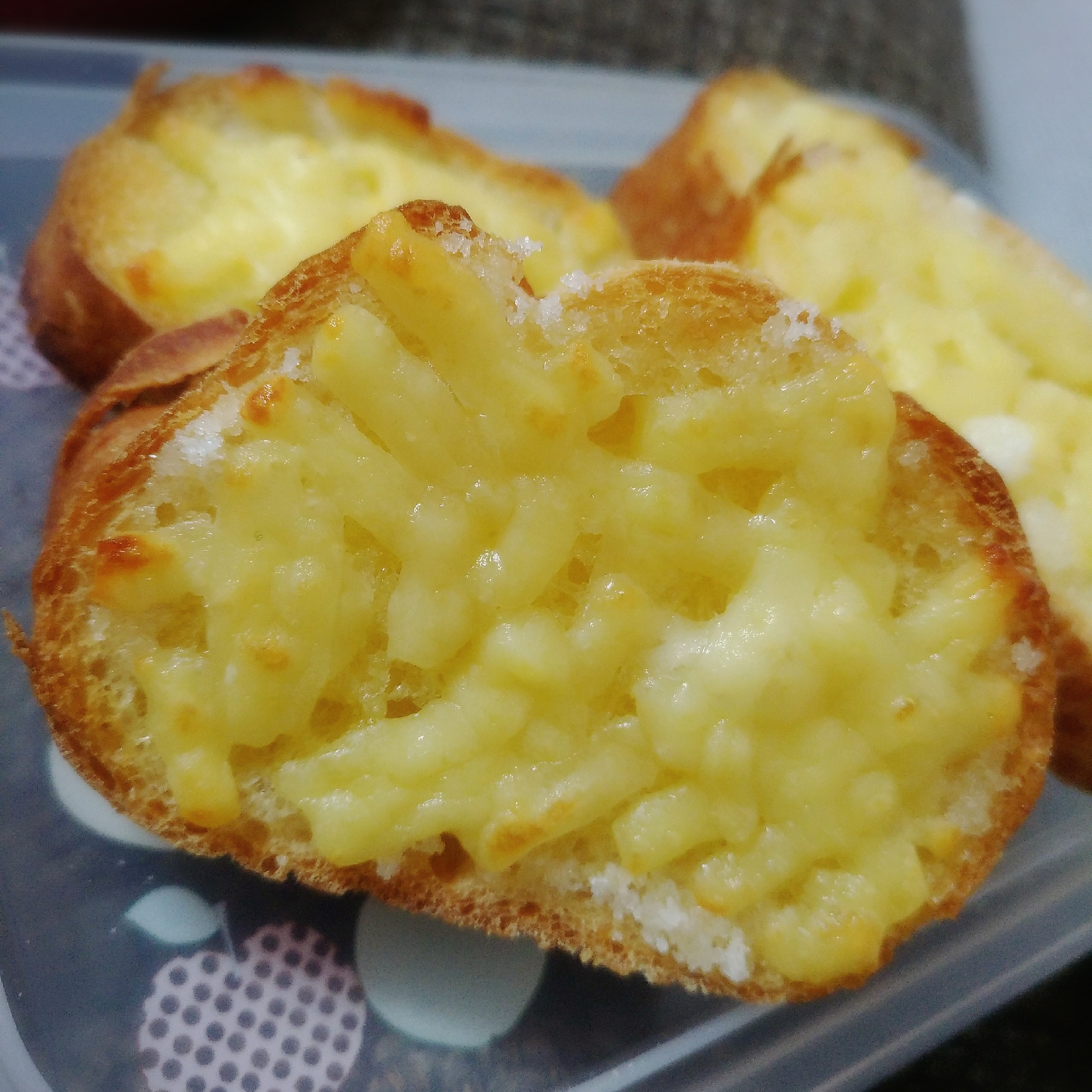 サクサク♥フランスパンでチーズシュガーラスク