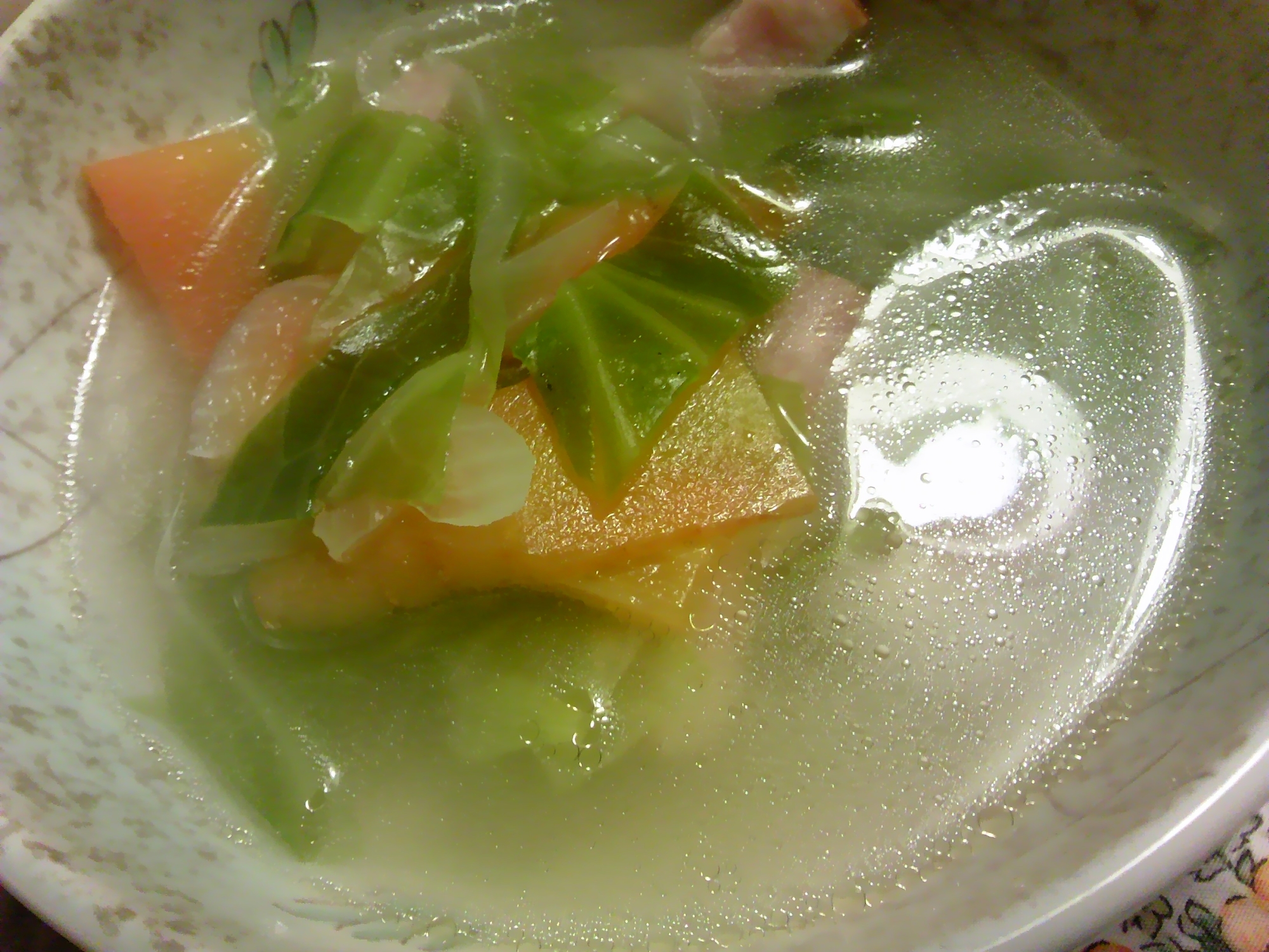 キャベツとベーコンの中華生姜スープ