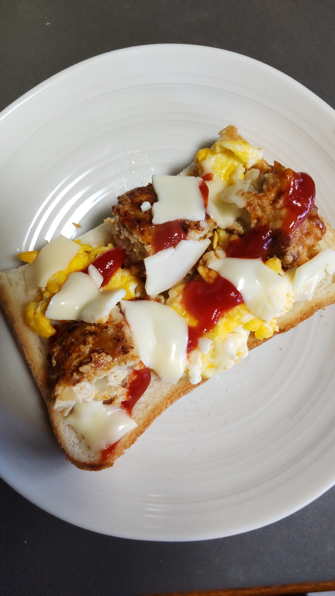 ハンバーグと卵のトースト