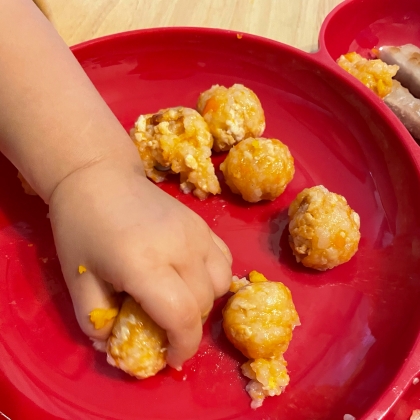 手づかみ食べに！チキンライスのミニおにぎり