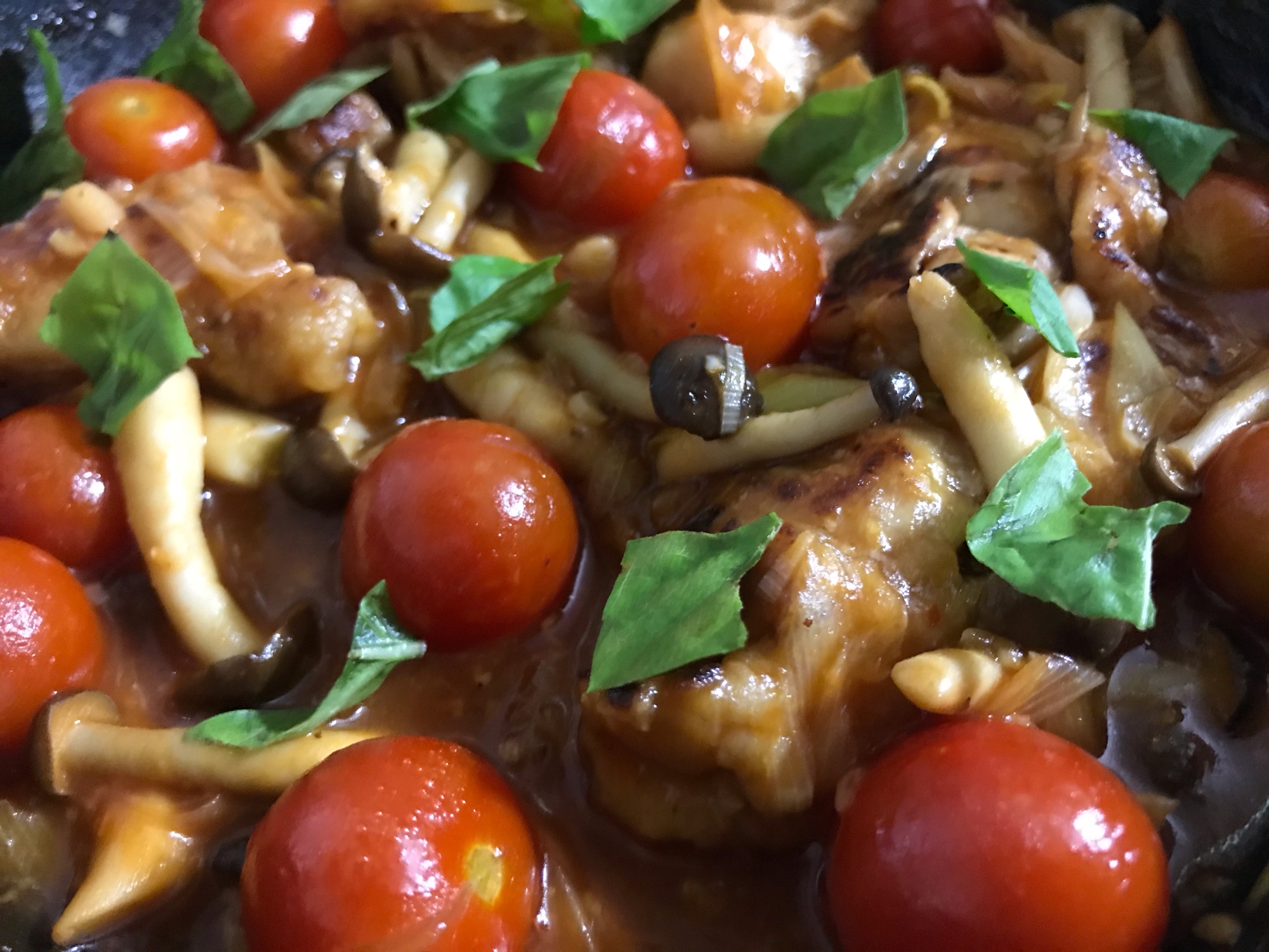 醤油麹でお肉柔らか!鶏モモ肉とプチトマトの甘辛炒め