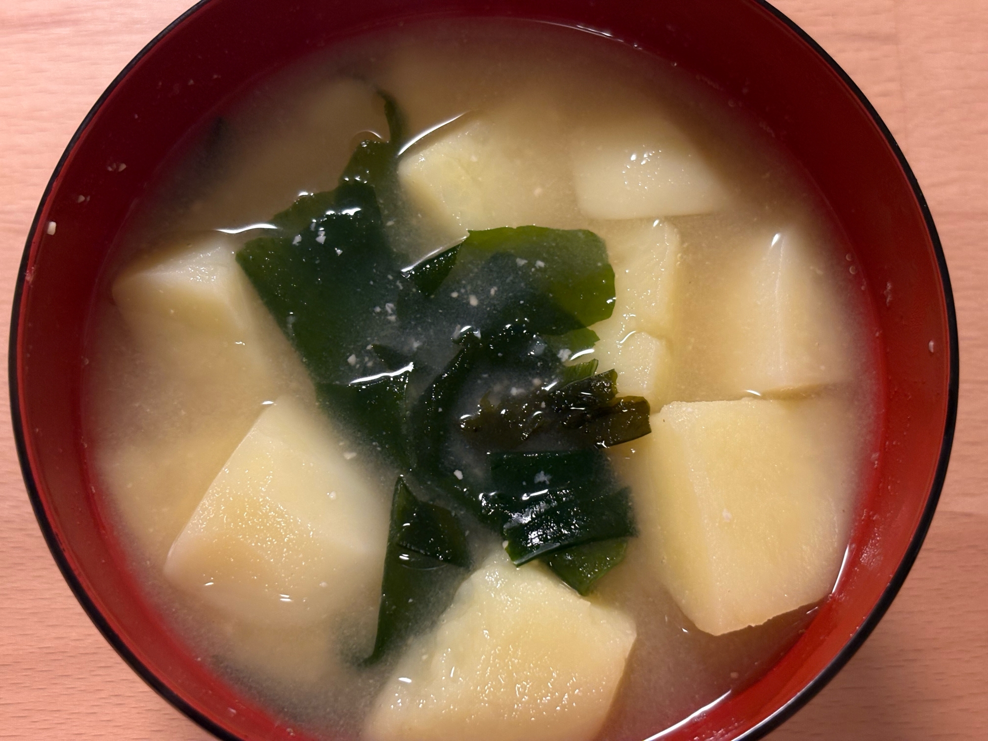 定番、わかめとじゃがいもの味噌汁