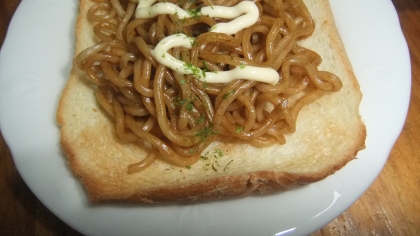 残った焼きそばで 焼きそばパン