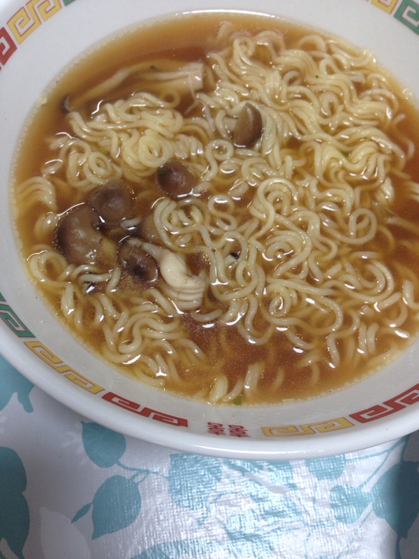 市販のインスタント醤油ラーメンで☆しめじラーメン☆